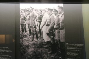 Hitler bei einer Raketendemonstration