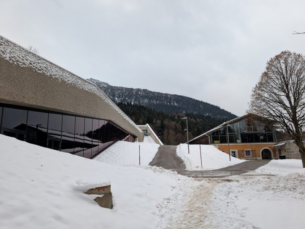 Neubau, Kehlsteinhaus auf dem Gipfel und Platterhof-Terrassenhalle